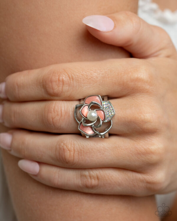 Complete Look
Necklace: Mademoi-SHELL Magic - Orange
Ring: Mademoi-SHELL - Orange - Image 6